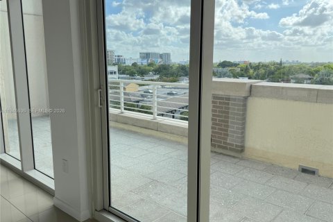 Condo in Miami, Florida, 2 bedrooms  № 2002891 - photo 15
