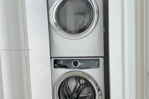 Condo in Miami, Florida, 2 bedrooms  № 2002891 - photo 18