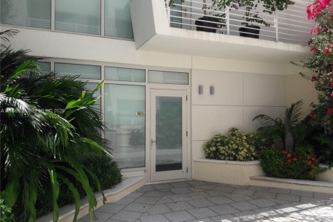Condo in Miami, Florida, 2 bedrooms  № 2002891 - photo 3