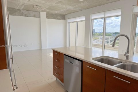 Condo in Miami, Florida, 2 bedrooms  № 2002891 - photo 11