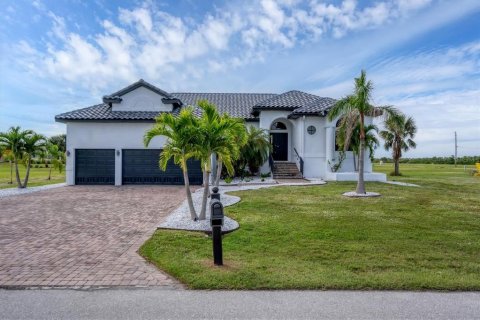 House in Punta Gorda, Florida 4 bedrooms, 229 sq.m. № 2298932 - photo 2