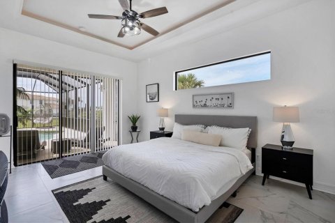 House in Punta Gorda, Florida 4 bedrooms, 229 sq.m. № 2298932 - photo 15