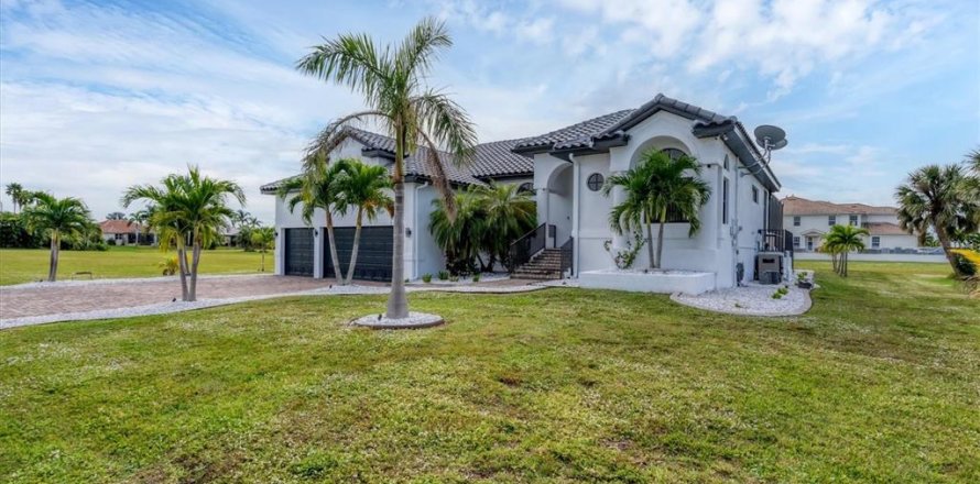 House in Punta Gorda, Florida 4 bedrooms, 229 sq.m. № 2298932