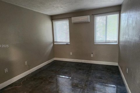 Apartamento en alquiler en Miami, Florida, 1 dormitorio, 696.4 m2 № 1991499 - foto 7