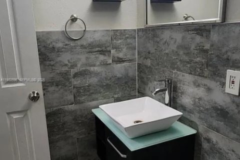 Apartamento en alquiler en Miami, Florida, 1 dormitorio, 696.4 m2 № 1991499 - foto 6