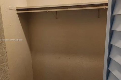 Apartamento en alquiler en Miami, Florida, 1 dormitorio, 696.4 m2 № 1991499 - foto 9