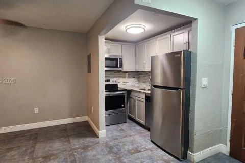 Apartamento en alquiler en Miami, Florida, 1 dormitorio, 696.4 m2 № 1991499 - foto 2