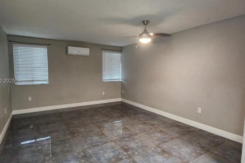 Apartamento en alquiler en Miami, Florida, 1 dormitorio, 696.4 m2 № 1991499 - foto 3