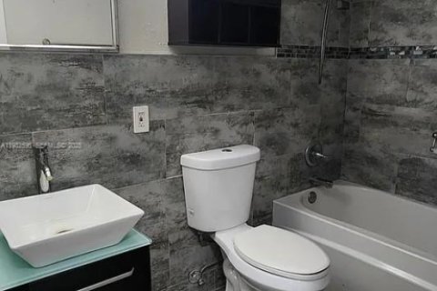 Apartamento en alquiler en Miami, Florida, 1 dormitorio, 696.4 m2 № 1991499 - foto 4