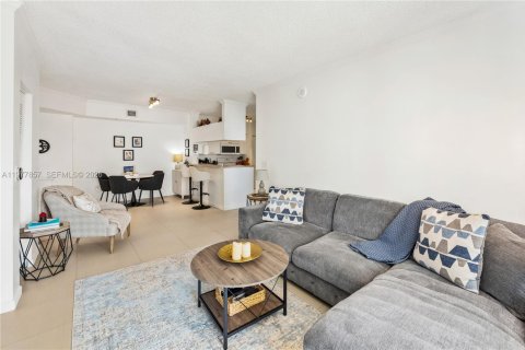 Condo in Sunny Isles Beach, Florida, 2 bedrooms  № 2327411 - photo 8