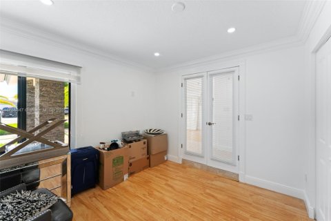 House in Miami, Florida 4 bedrooms, 223.24 sq.m. № 1705112 - photo 11