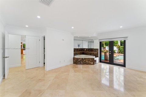 House in Miami, Florida 4 bedrooms, 223.24 sq.m. № 1705112 - photo 17