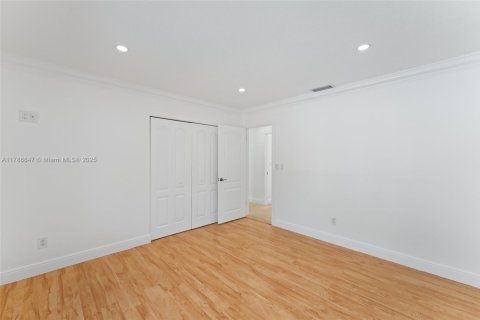 House in Miami, Florida 4 bedrooms, 223.24 sq.m. № 1705112 - photo 26