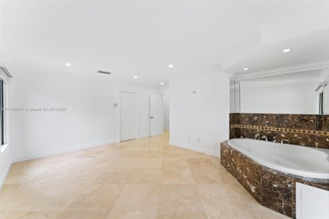 House in Miami, Florida 4 bedrooms, 223.24 sq.m. № 1705112 - photo 18