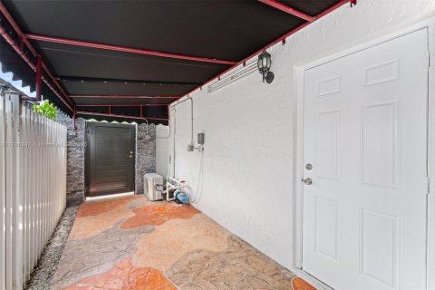 House in Miami, Florida 4 bedrooms, 223.24 sq.m. № 1705112 - photo 30