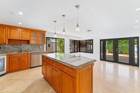 House in Miami, Florida 4 bedrooms, 223.24 sq.m. № 1705112 - photo 12