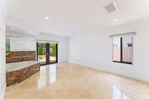 House in Miami, Florida 4 bedrooms, 223.24 sq.m. № 1705112 - photo 16