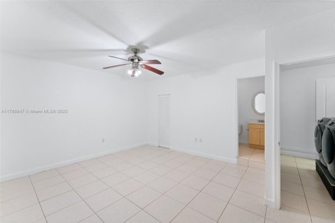 House in Miami, Florida 4 bedrooms, 223.24 sq.m. № 1705112 - photo 27