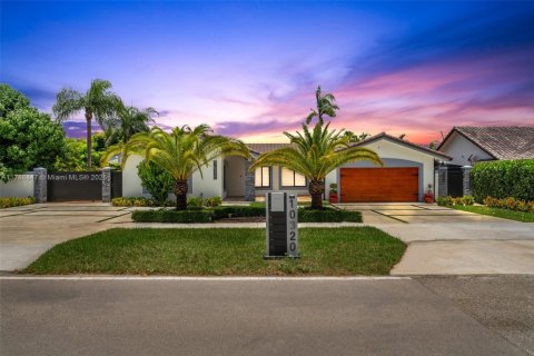 House in Miami, Florida 4 bedrooms, 223.24 sq.m. № 1705112 - photo 2