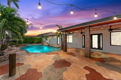 House in Miami, Florida 4 bedrooms, 223.24 sq.m. № 1705112 - photo 6