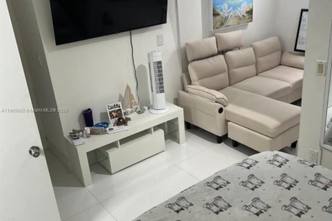 Снять в аренду кондоминиум в Санни-Айлс-Бич, Флорида 1 спальня, 210.42м2, № 1956799 - фото 1