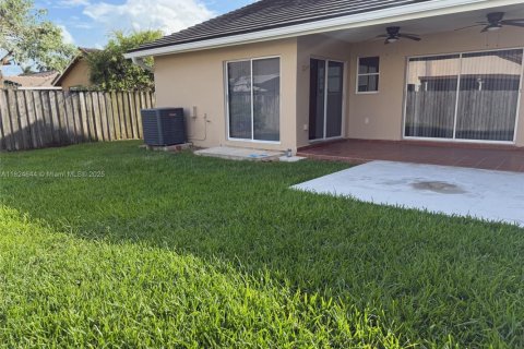House in Miami, Florida 3 bedrooms, 175.68 sq.m. № 1790665 - photo 20