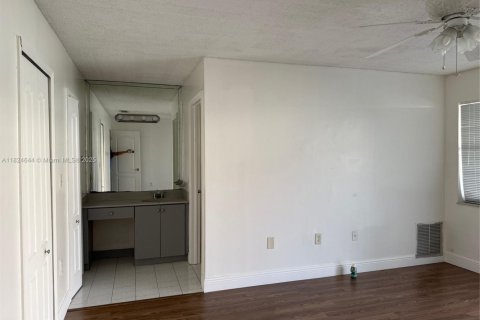 House in Miami, Florida 3 bedrooms, 175.68 sq.m. № 1790665 - photo 11