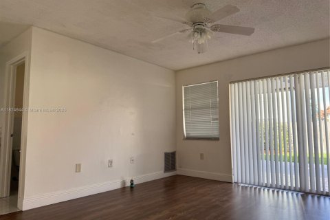 House in Miami, Florida 3 bedrooms, 175.68 sq.m. № 1790665 - photo 12