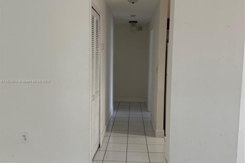House in Miami, Florida 3 bedrooms, 175.68 sq.m. № 1790665 - photo 9