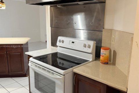 House in Miami, Florida 3 bedrooms, 175.68 sq.m. № 1790665 - photo 7