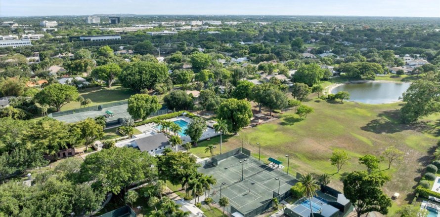House in Boca Raton, Florida 4 bedrooms, 384.24 sq.m. № 1215998