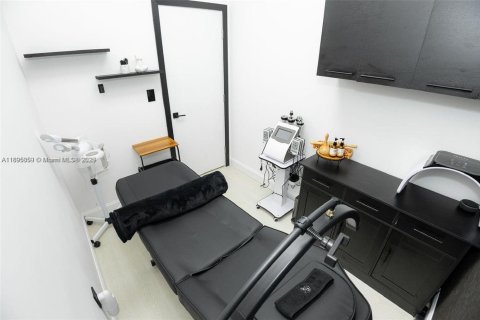 Propiedad comercial en venta en Miami, Florida № 1952782 - foto 16