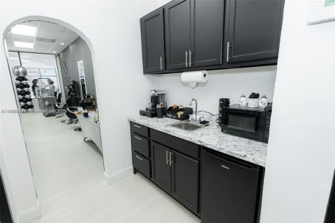 Propiedad comercial en venta en Miami, Florida № 1952782 - foto 7