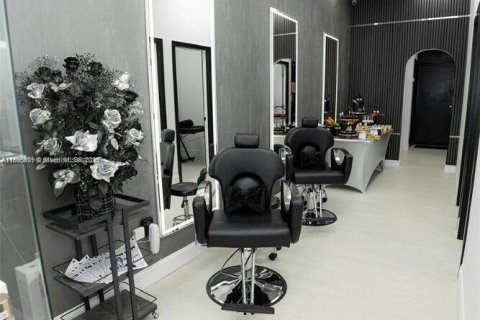 Propiedad comercial en venta en Miami, Florida № 1952782 - foto 1