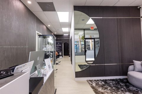 Propiedad comercial en venta en Miami, Florida № 1952782 - foto 21