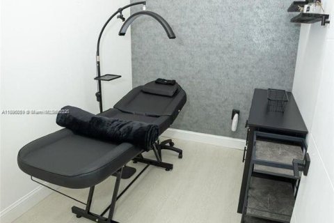 Propiedad comercial en venta en Miami, Florida № 1952782 - foto 11