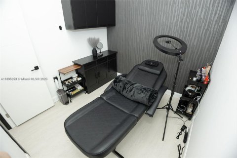 Propiedad comercial en venta en Miami, Florida № 1952782 - foto 12