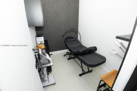 Propiedad comercial en venta en Miami, Florida № 1952782 - foto 10