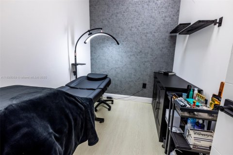 Propiedad comercial en venta en Miami, Florida № 1952782 - foto 29