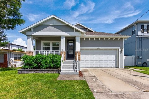 House in Tampa, Florida 3 bedrooms, 150.59 sq.m. № 2367233