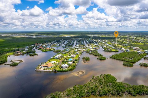 Commercial property in Punta Gorda, Florida № 1971941 - photo 3