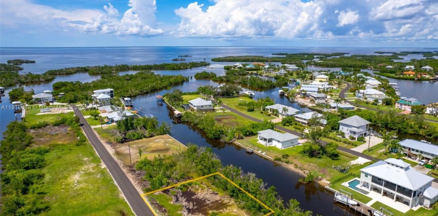 Commercial property in Punta Gorda, Florida № 1971941