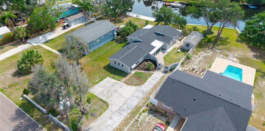 Casa en New Port Richey, Florida 4 dormitorios, 212.1 m2 № 2211184