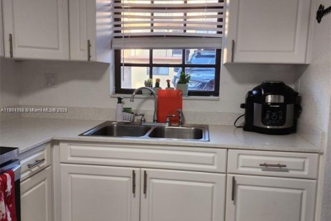 Touwnhouse à louer à Hialeah, Floride: 3 chambres, 124.21 m2 № 1952260 - photo 7