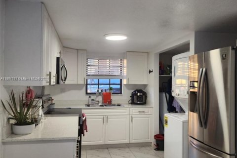 Touwnhouse à louer à Hialeah, Floride: 3 chambres, 124.21 m2 № 1952260 - photo 9