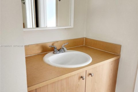 Copropriété à louer à Miami, Floride: 2 chambres, 69.68 m2 № 2031594 - photo 16