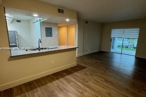 Condo in Cutler Bay, Florida, 2 bedrooms  № 2067845 - photo 5