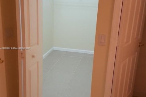 Townhouse in Miramar, Florida 3 bedrooms, 155.05 sq.m. № 1953369 - photo 18