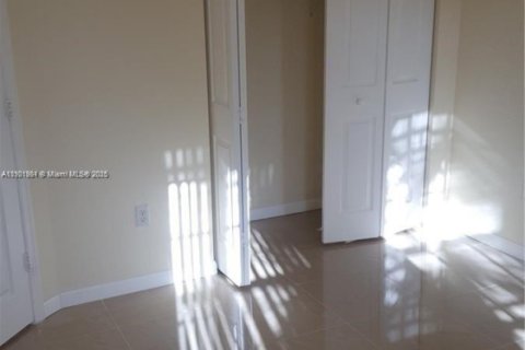 Townhouse in Miramar, Florida 3 bedrooms, 155.05 sq.m. № 1953369 - photo 12