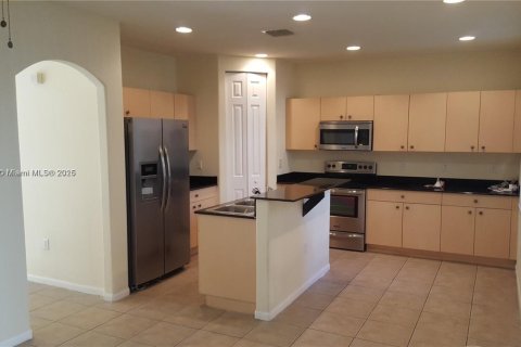 Townhouse in Miramar, Florida 3 bedrooms, 155.05 sq.m. № 1953369 - photo 3